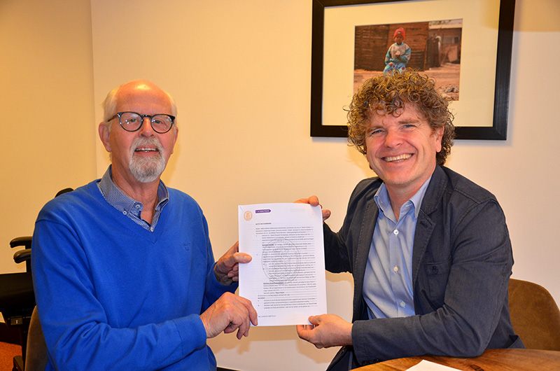 Gerard Vente, voorzitter van Kicoba en Joep Verboeket, directeur Kinderfonds MAMAS ondertekenen de overeenkomst