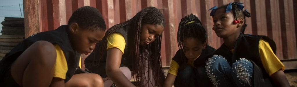 De PowerGirls bakken een zandtaartje