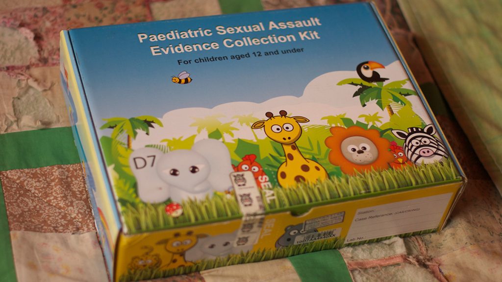 Een speciaal trauma kit voor jonge kinderen die slachtoffer zijn geworden van seksueel misbruik