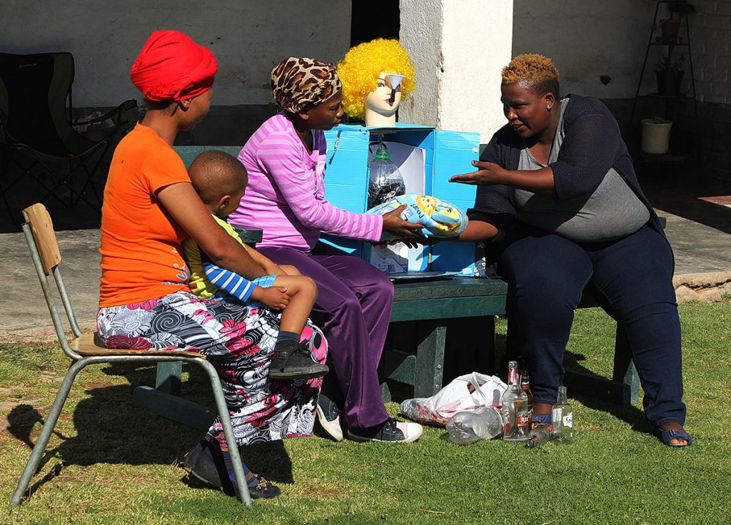 MAMA Lesley gebruikt de pop Suzie dop om vrouwen te laten zien hoe gevaarlijk het is om alcohol te drinken tijdens de zwangerschap.