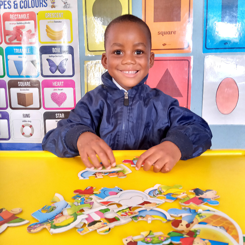 Melokuhle speelt met een puzzel