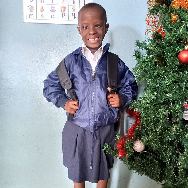 Palesa in haar schoolkleren voor de kleuterklas van New BeginningZ