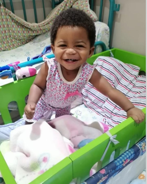 Een van de peuters die worden opgevangen door de MAMAS van New BeginningZ laat haar stralende lach zien. 