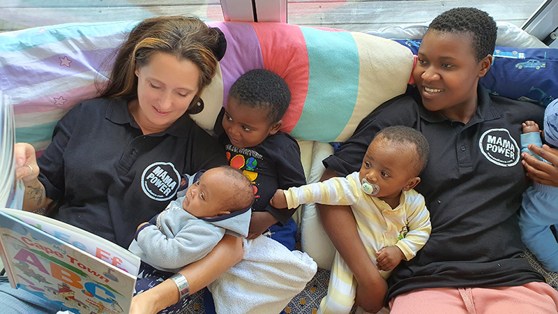MAMA Tahiyya leest een verhaaltje voor aan haar baby's en peuters. 
