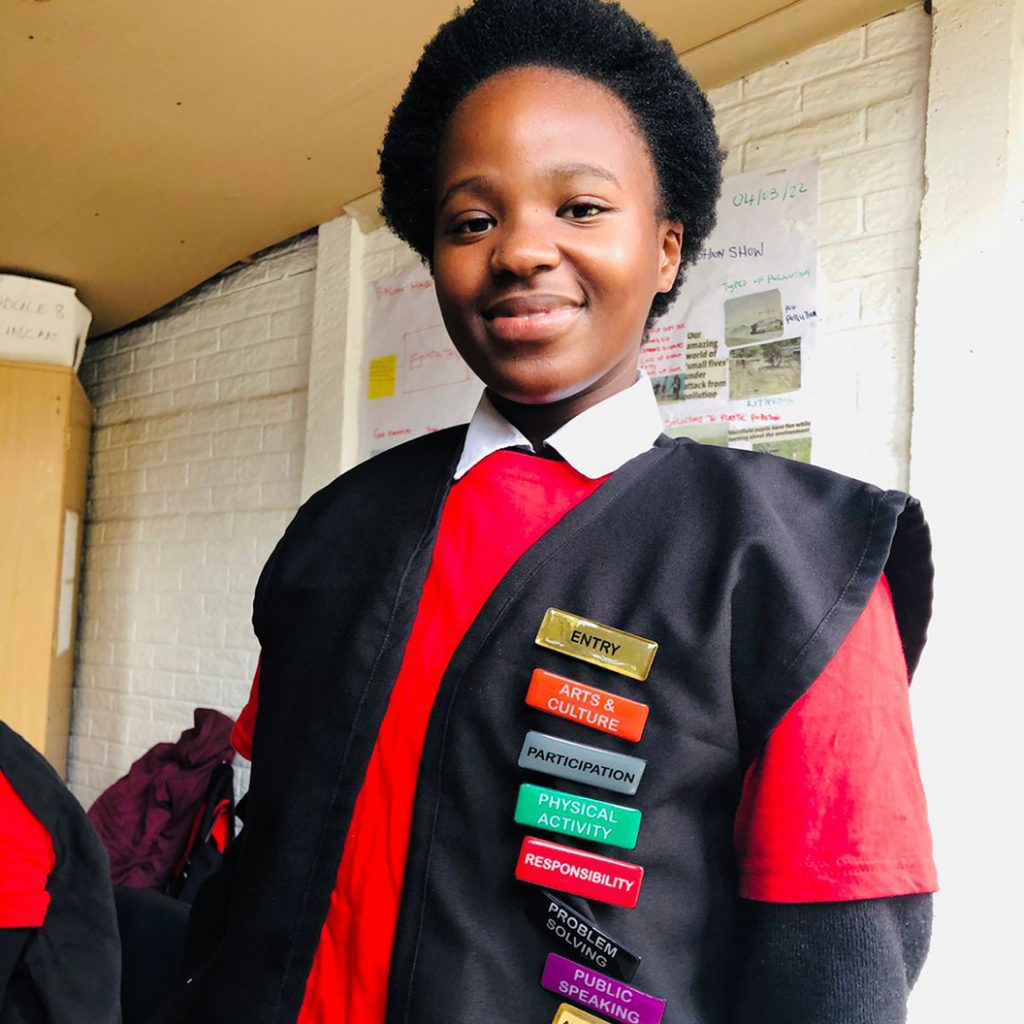 PowerGirl Andiswa toont haar vele insignes
