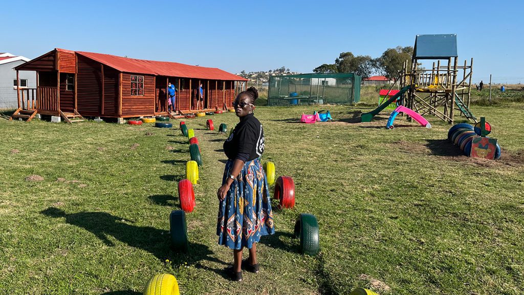 MAMA Nomvuyo staat voor het nieuwe gebouw van de Qulashe site van het project Star Uplifting