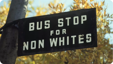 Apartheid in beeld: een bushalte voor Non Whites