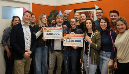 Kinderfonds MAMAS ontvangt cheque van Nationale Postcode Loterij