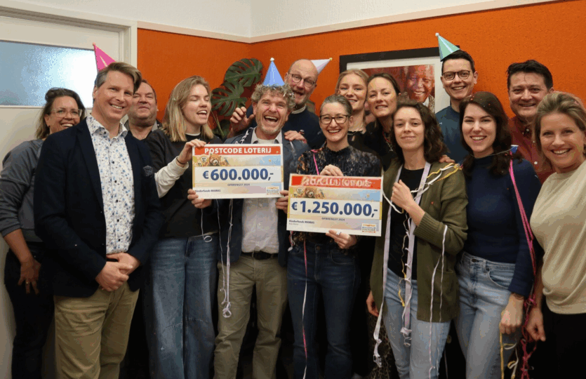 Kinderfonds MAMAS ontvangt cheque van Nationale Postcode Loterij