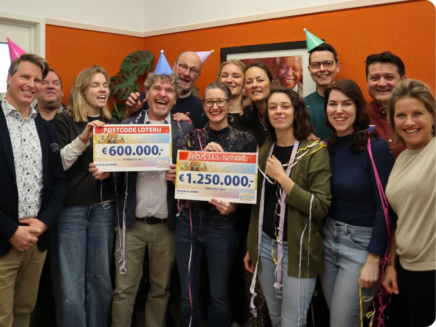 Kinderfonds MAMAS ontvangt cheques van de Nationale Postcode Loterij